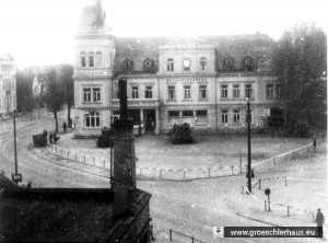 Der Hof zu Oldenburg am Alten Markt mit Militärfahrzeugen und dem polnischen Hoheitszeichen Adler im Giebel. Das Hotel diente als militärisches Hauptquartier. Adolf Hirche, ein Verfolgter des NS-Regimes, machte diese Aufnahme illegal unmittelbar nach der Einnahme Jevers am 6. Mai 1945 vom Dachfenster des Kinos aus (Archiv Eva Basnizki, Israel)