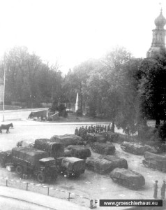 Militärfahrzeuge vor dem Schlossturm. Adolf Hirche, ein Verfolgter des NS-Regimes, machte diese Aufnahme illegal unmittelbar nach der Einnahme Jevers am 6. Mai 1945 vom Dachfenster des Kinos aus (Archiv Eva Basnizki, Israel)