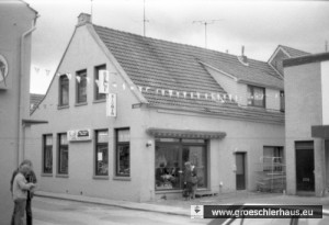 St. Annenstraße 9: Das Haus des Viehhändlers Hugo Weinstein wurde im Oktober 1939 an einen Tischlermeister verkauft. Es wurde 2012 im Rahmen der Errichtung des Altstadtquartiers abgerissen und durch einen Neubau ersetzt. (Foto von 1982)