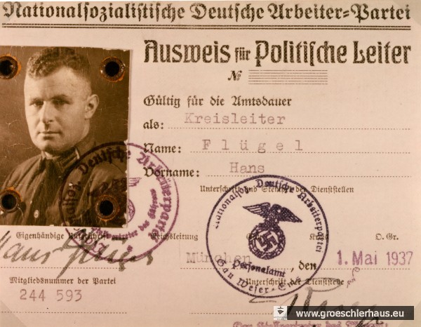 Hans Flügel (1894 - 1991) amtierte als NSDAP-Kreisleiter Friesland von 1934 bis 1945. Zuvor, ab 1931, war er NSDAP-Kreisleiter vom (alten) Amt Varel. Er gilt als eine treibende Kraft bei der Unterdrückung der Zwangsarbeiter in seinem Bereich, wurde hierfür aber niemals gerichtlich zur Rechenschaft gezogen. Nach dem Krieg musste er wegen anderer Verbrechen insgesamt 5 Jahre Internierung und Gefängnis absitzen. Danach lebte er, als Gemüsebauer und Rentner, wieder in Varel. (Foto Archiv H. Peters)