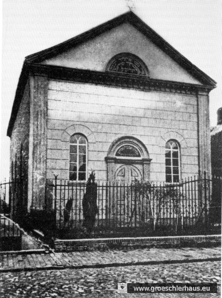 Die Ost- bzw. Straßenseite der Synagoge von 1852 auf einem Foto von ca. 1910. Der Eingang lag auf der Rückseite. (Die Synagogen des Oldenburger Landes, 1988, S.126)