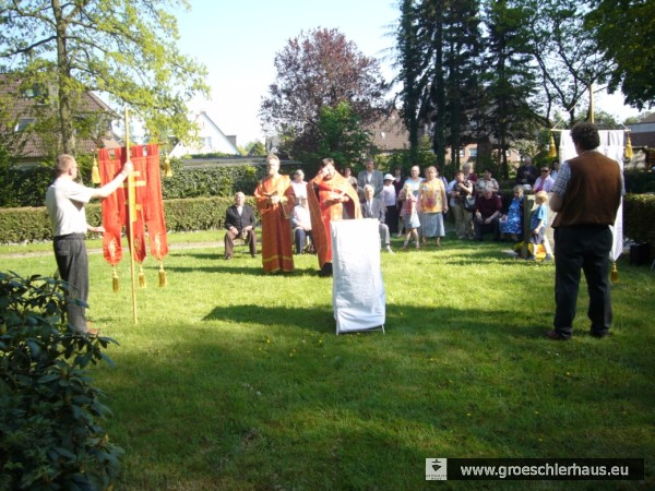 Ökumenischer Gedenkgottesdienst auf dem „Ausländerteil“ des Friedhofs Sande im Mai 2008 (Foto: privat, Sammlung H. Frerichs).