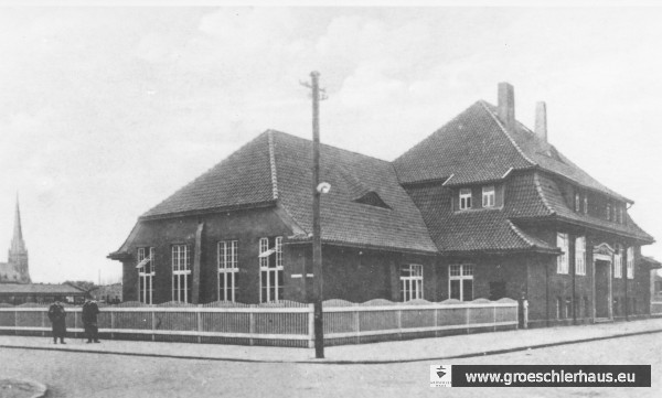 Das erste Schulgebäude der Frl.-Marien-Schule an der Ecke Lessingstraße / Oldeoogestraße von 1911 – 1922, im Hintergrund die Banter Kirche  (Stadtarchiv Wilhelmshaven)