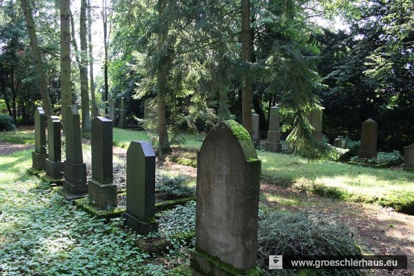 Grabsteine auf dem Friedhof der jüdischen Gemeinde von Wilhelmshaven-Rüstringen in Schortens (Foto M. Schmid, 2011)