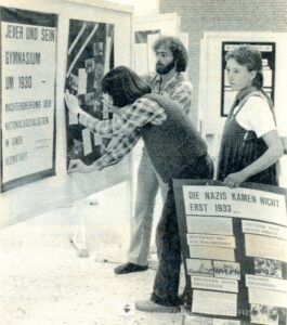 Zwei Schüler und eine Schülerin des Mariengymnasiums beim Aufbau einer Ausstellung der Projektinitiative „Jever in der NS-Zeit“, Mai 1981